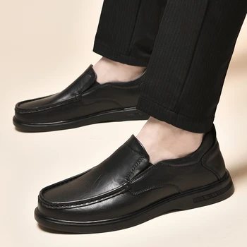 2023 Осенняя высококачественная обувь для мужчин Слипоны Мужская повседневная обувь Легкая плоская с мужской кожей Офисная и карьерная мужская обувь